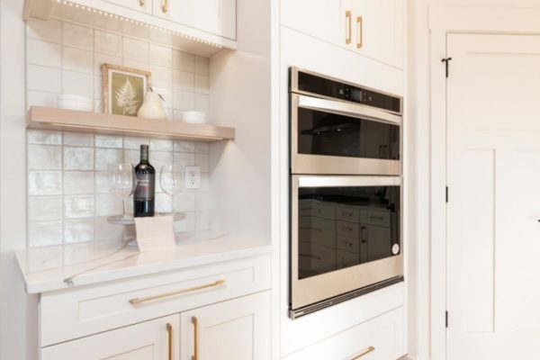 Elegant white kitchen cabinets
