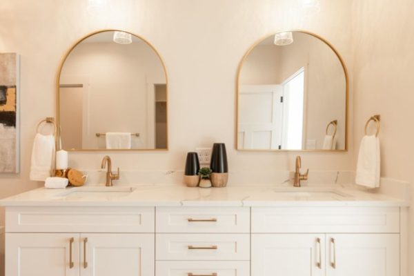 Elegant white bathroom vanity
